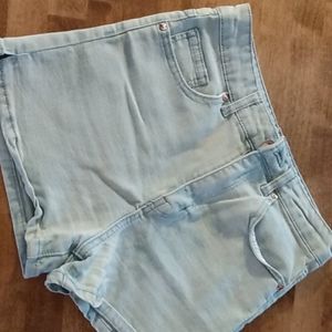 🌼 Light blue jean shorts